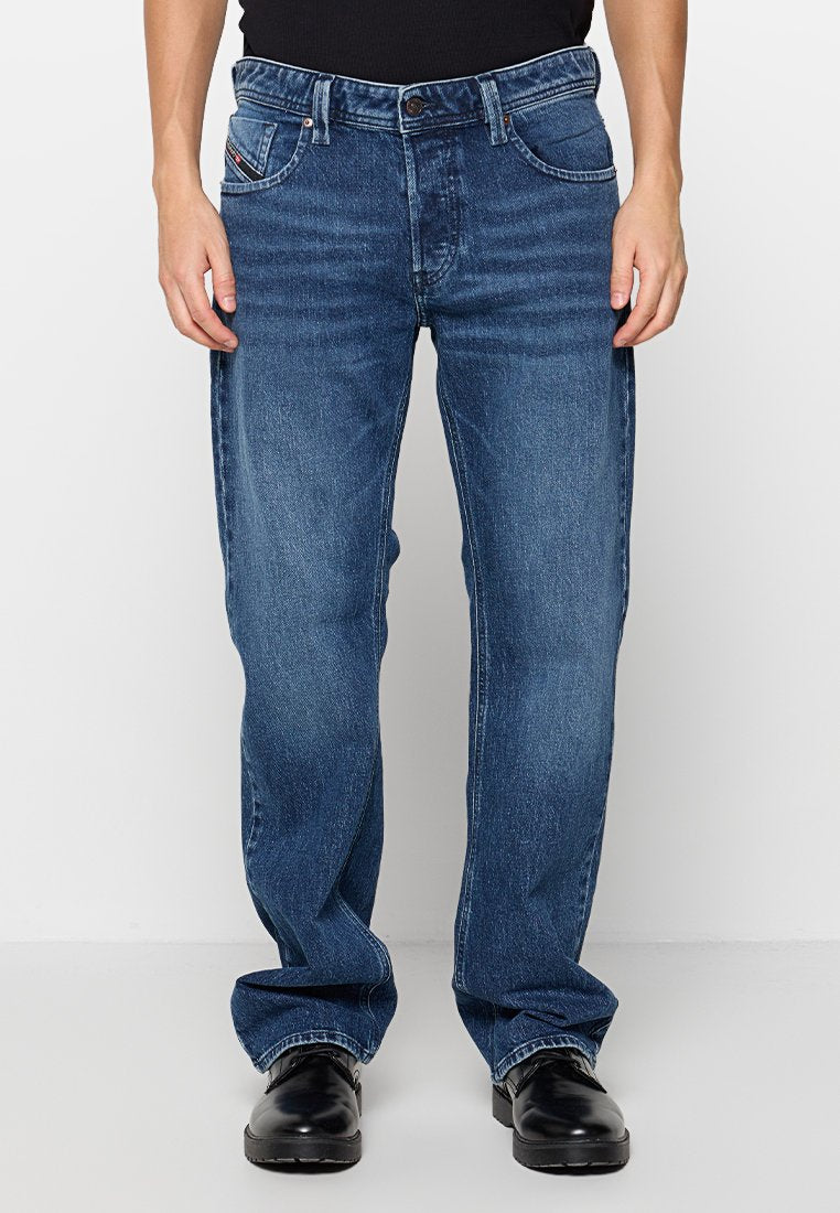 Blaue Jeans aus Denim mit einem geraden Bein Design, fünf Taschen und einem Knopfverschluss. Mit leichter Ausbleichung und Nähakzenten.