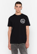 Schwarzes Baumwoll-T-Shirt mit kurzen Ärmeln, das ein weißes Logo-Design auf der linken Brust trägt. Einfacher Rundhalsausschnitt, lockerer Schnitt, minimalistischer Stil.