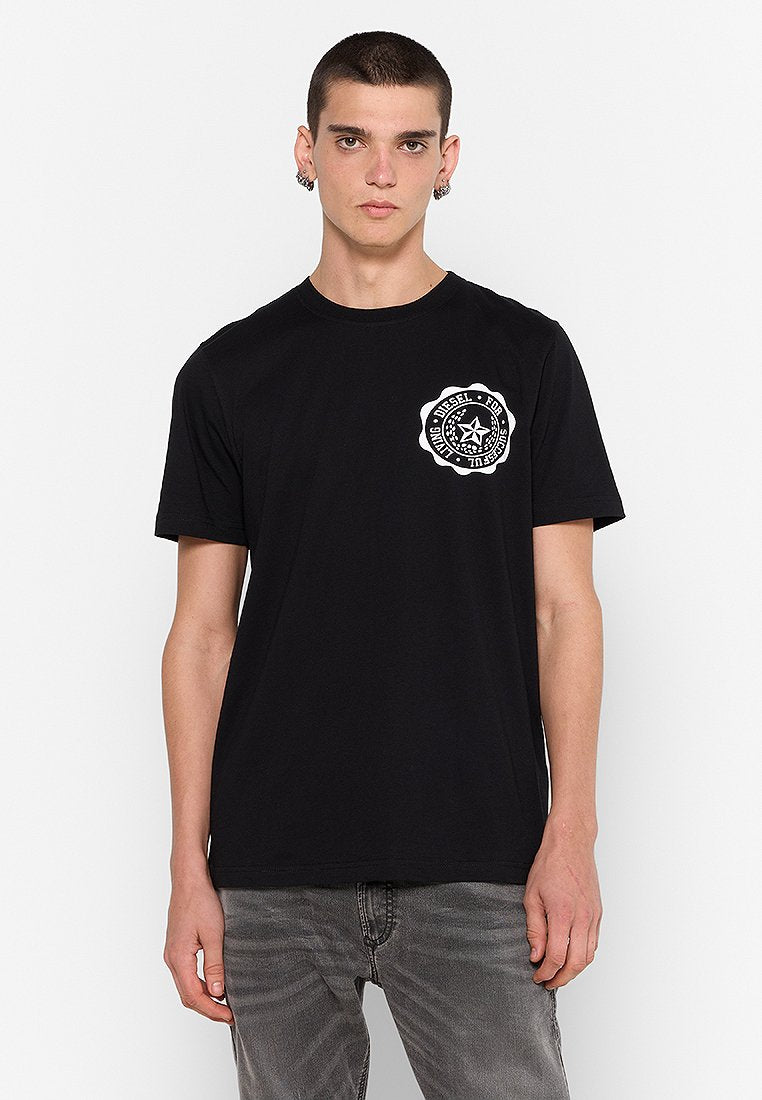 Schwarzes Baumwoll-T-Shirt mit kurzen Ärmeln, das ein weißes Logo-Design auf der linken Brust trägt. Einfacher Rundhalsausschnitt, lockerer Schnitt, minimalistischer Stil.