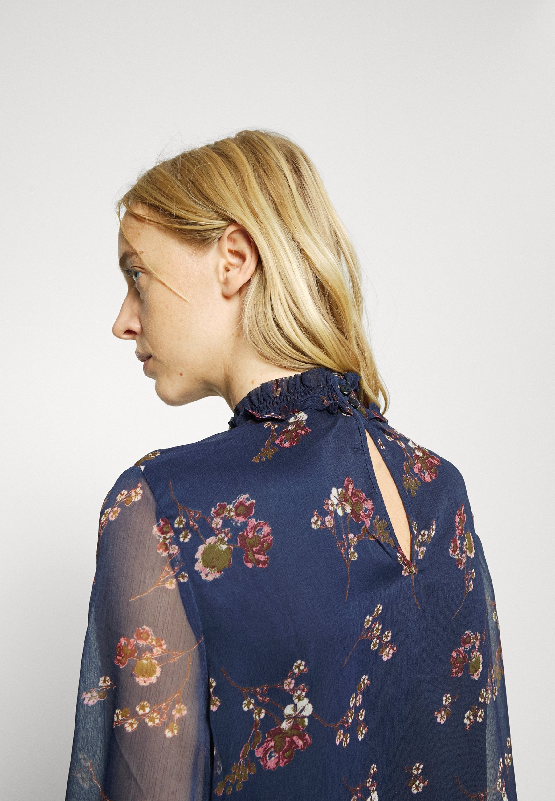 Vero Moda Tall VMCHIFFA HIGH NECK BLOUSE