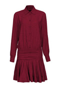Bordeaux-farbenes Hemdkleid mit langen Ärmeln, Knopfverschluss, gefälteltem Rock und gerafftem Taillenbereich. Hergestellt aus strukturiertem Stoff mit subtilen Mustern.