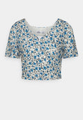 Gekürztes V-Ausschnitt-T-Shirt aus leichtem Stoff, mit einem floralen Muster in Blau und Schwarz auf einem weißen Hintergrund, mit kurzen Ärmeln.