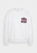 Grauer Sweatshirt mit rundem Halsausschnitt. Auf der Brust mit roten und marineblauen Stickereien "TOUCH DOWN" versehen. Weicher Stoff, lässige Passform.