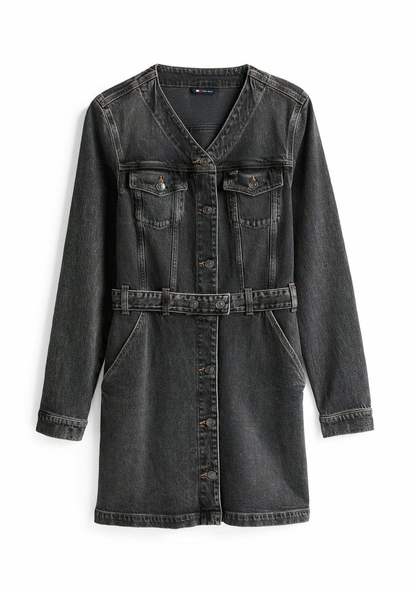 Schwarzes Denim-Kleid mit langen Ärmeln, Knopfleiste, zwei Brusttaschen, seitlichen Taschen und einem Taillengürtel. Es hat ein V-Ausschnitt-Design.