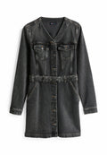 Schwarzes Denim-Kleid mit langen Ärmeln, Knopfleiste, zwei Brusttaschen, seitlichen Taschen und einem Taillengürtel. Es hat ein V-Ausschnitt-Design.