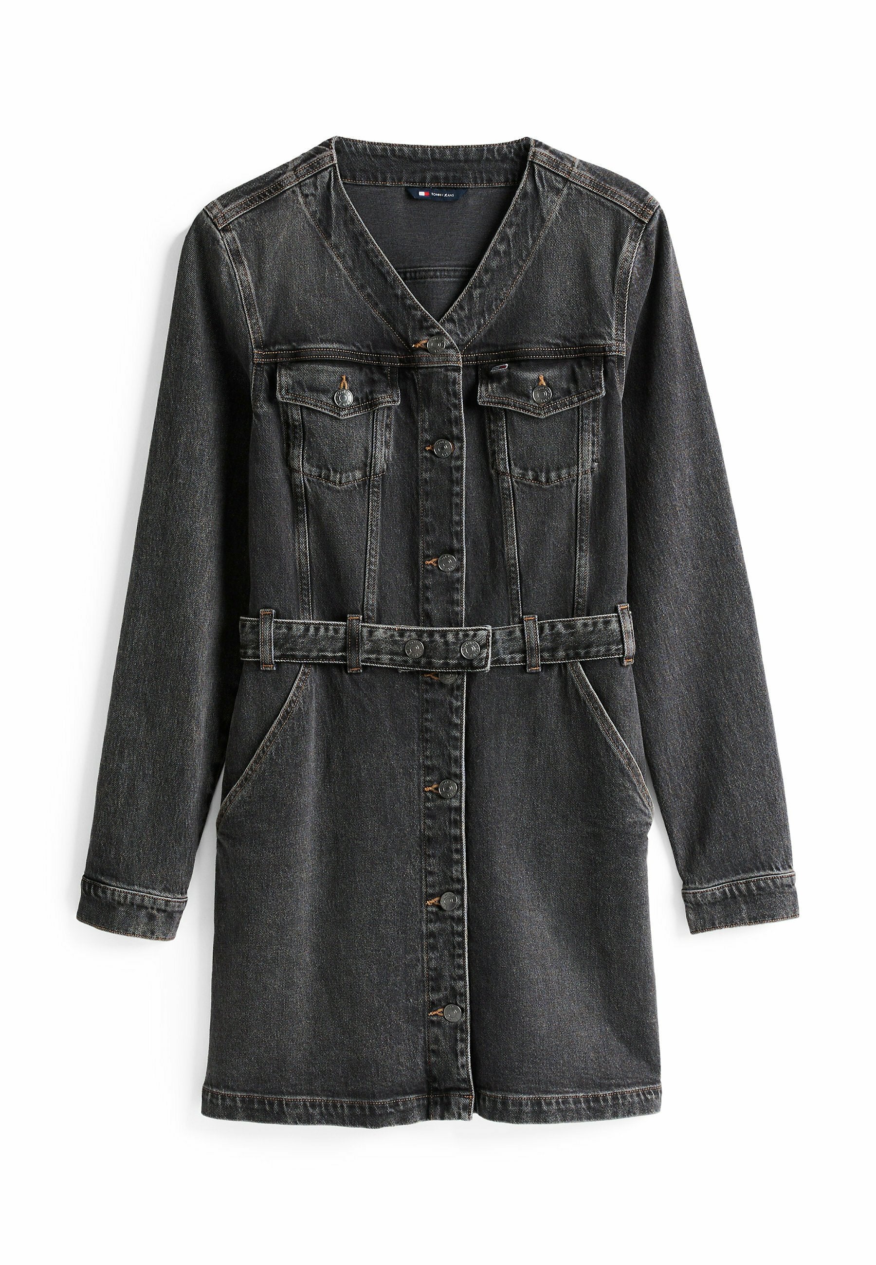 Schwarzes Denim-Kleid mit langen Ärmeln, Knopfleiste, zwei Brusttaschen, seitlichen Taschen und einem Taillengürtel. Es hat ein V-Ausschnitt-Design.