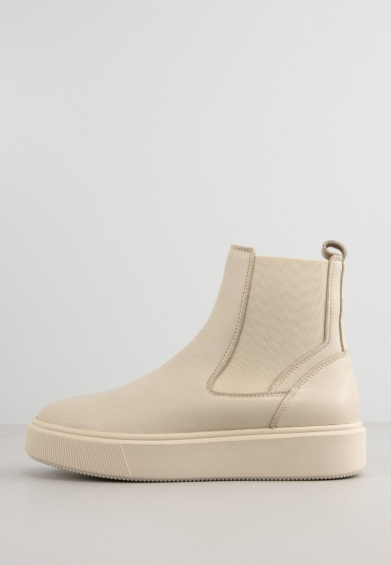 Beige Chelsea-Stiefel aus glattem Leder mit elastischen Seiteneinsätzen, einem Zuglasche hinten und einer Gummisohle mit strukturiertem Grip.