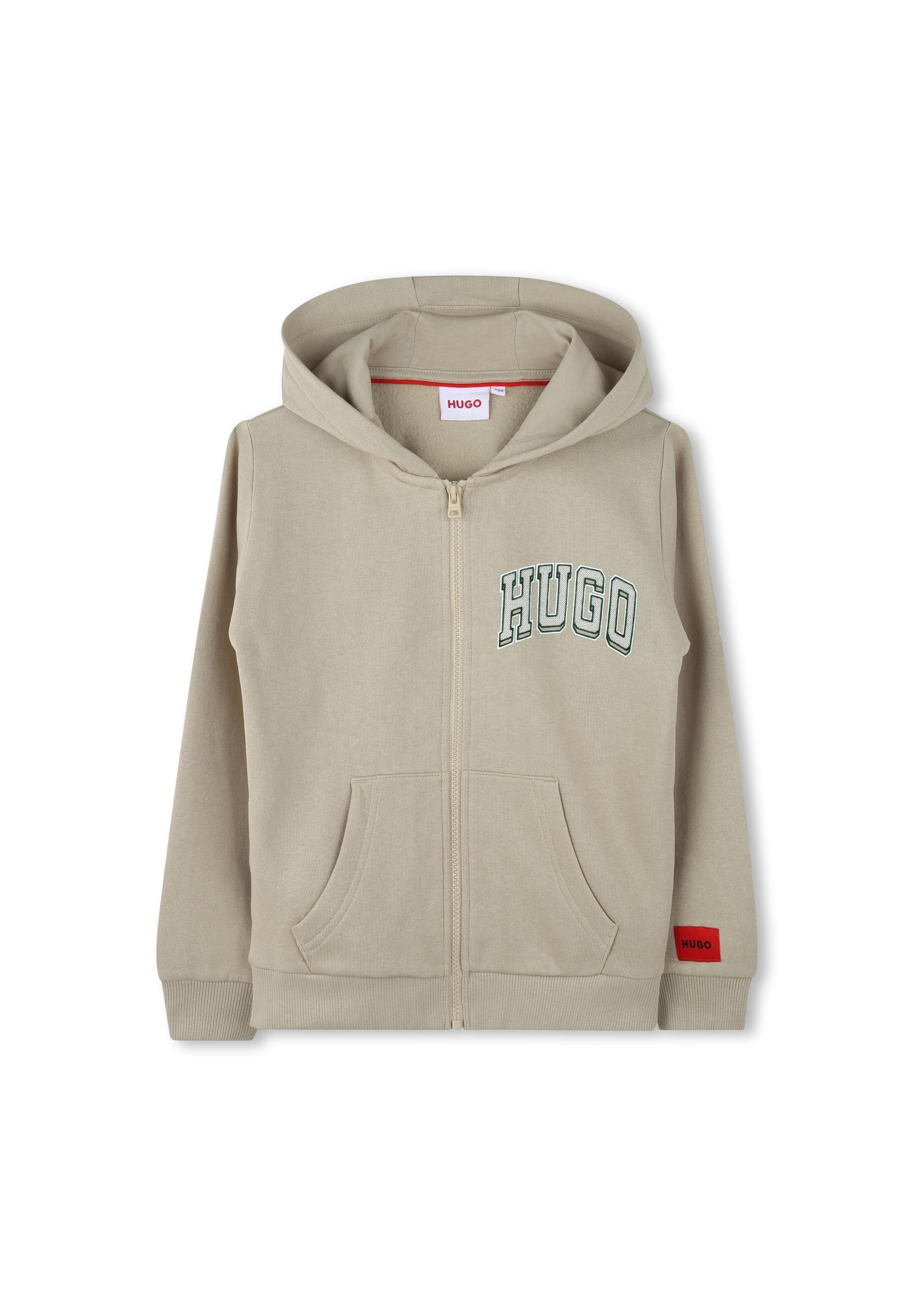 Beige Zip-Hoodie aus weichem Material. Mit großem grünen "HUGO"-Logo, zwei Fronttaschen und einem roten Etikett in der unteren rechten Ecke.