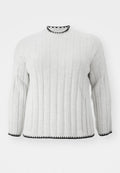 Hellgrauer gerippter Pullover mit langen Ärmeln und schwarzem Saum am hohen Kragen sowie am Abschluss. Weiche Textur und lässiges Design.