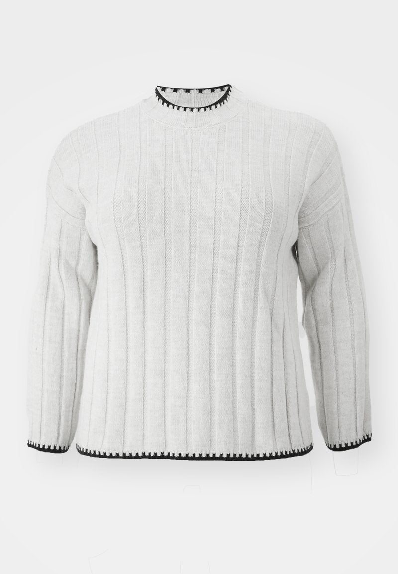 Hellgrauer gerippter Pullover mit langen Ärmeln und schwarzem Saum am hohen Kragen sowie am Abschluss. Weiche Textur und lässiges Design.