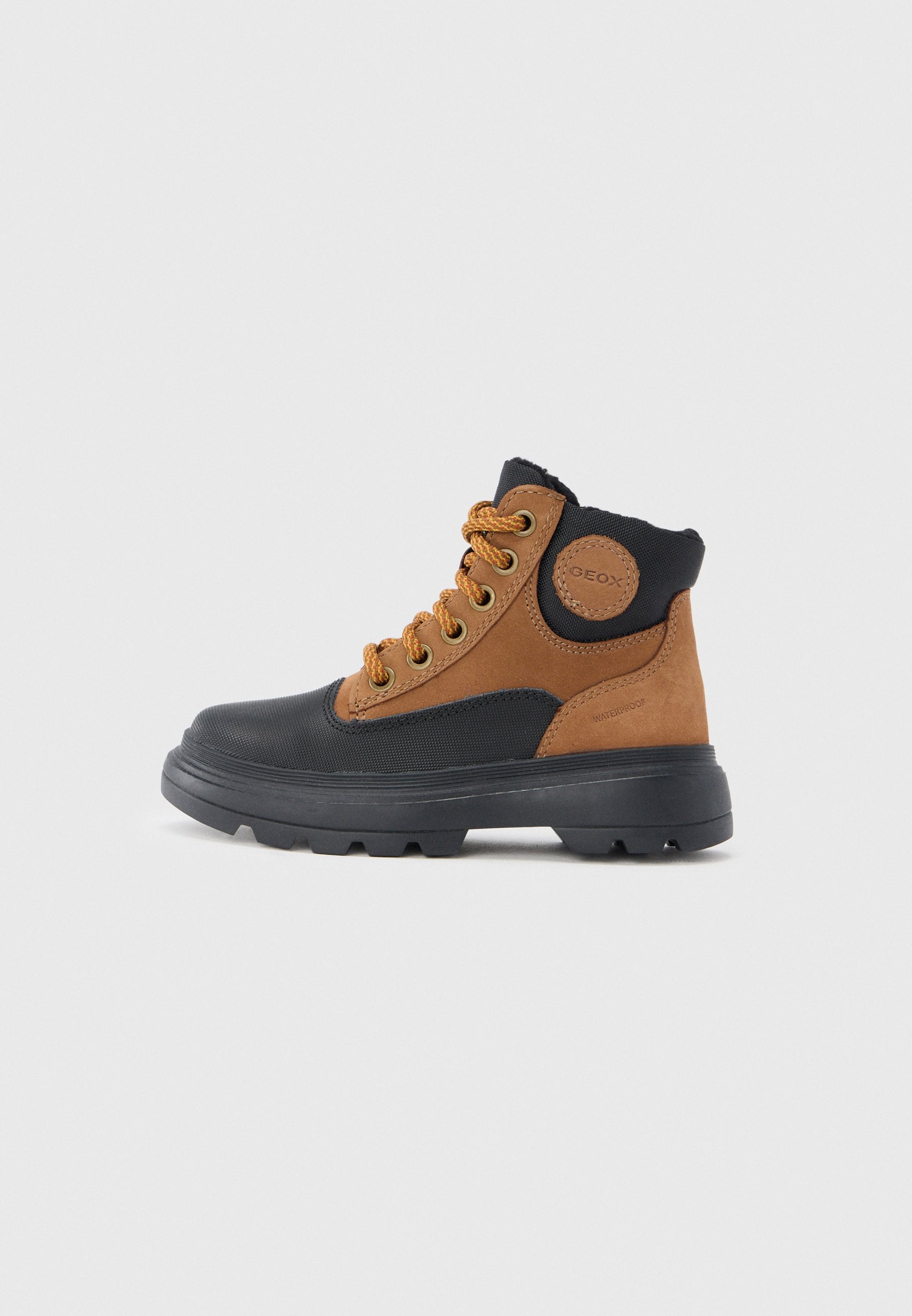 Braune und schwarze wasserdichte Knöchelstiefel aus strukturiertem Leder, mit goldenen Ösen, Schnürsenkeln und Gummisohle. Geox-Logo an der Seite.