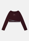 Bordeauxfarbener Langarm-Crop-Top aus elastischem Material mit Rundhalsausschnitt, versehen mit einem weißen Nike-Logo und grauen Überkreuzakzenten am Saum.