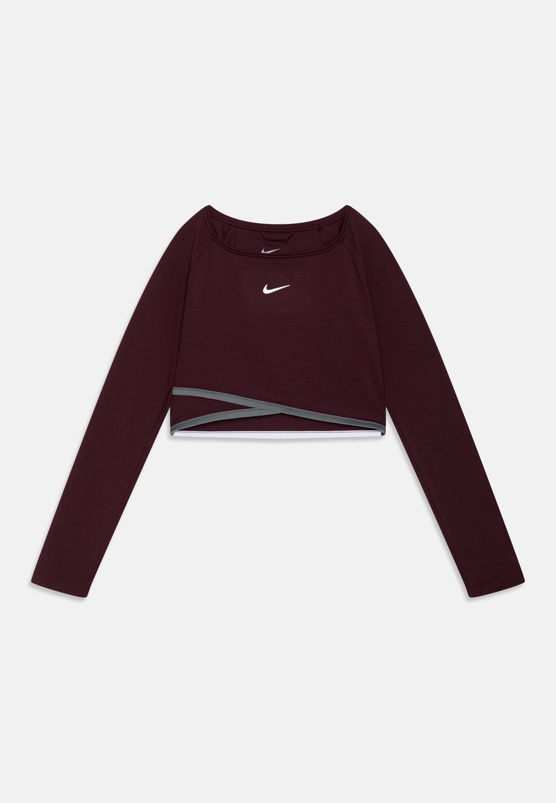 Bordeauxfarbener Langarm-Crop-Top aus elastischem Material mit Rundhalsausschnitt, versehen mit einem weißen Nike-Logo und grauen Überkreuzakzenten am Saum.