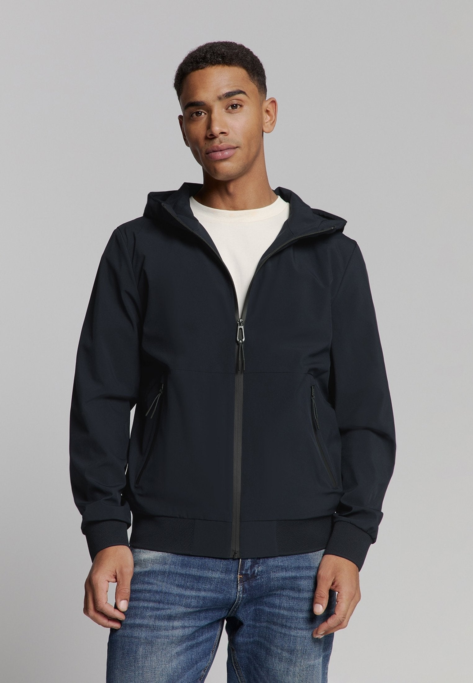 HOODED  Media 3