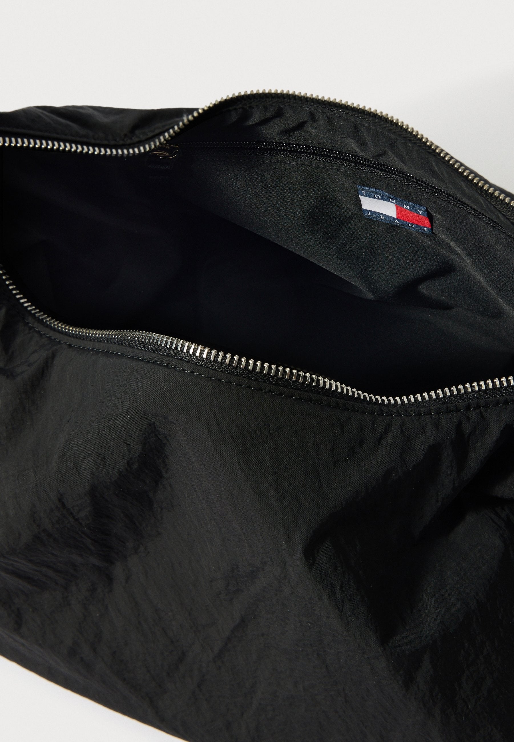 Tommy Jeans CASUAL CRINKLE TEXTURE SHOULDER BAG