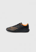 Schwarzer Sportschuh mit einer strukturierten Oberseite, orangefarbenen Akzenten und schwarzen Schnürsenkeln. Verfügt über ein Logo an der Seite und ein niedriges Profil.