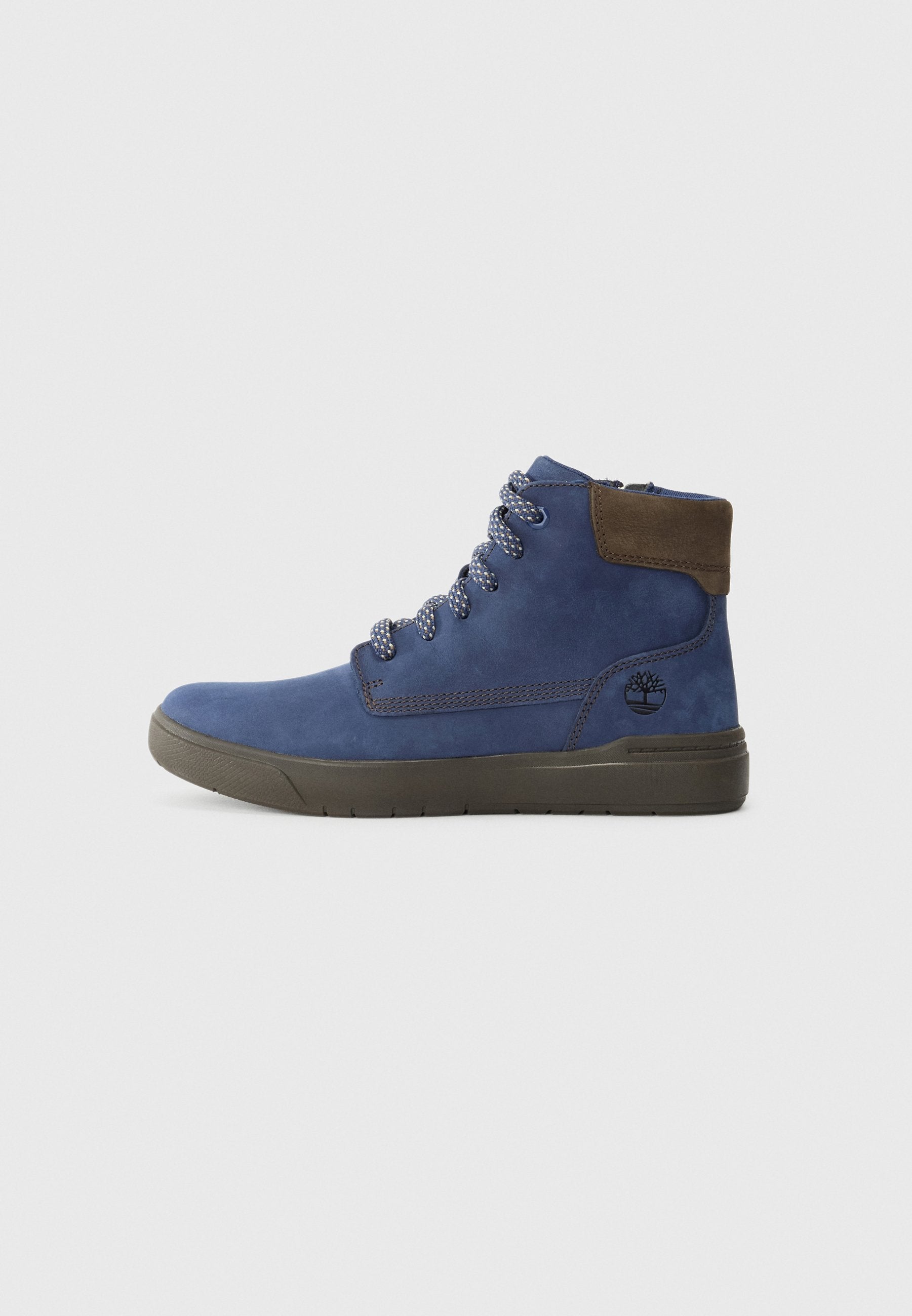Blaue Wildleder-Hochschuhe mit dunkelbraunem Kragen, gemusterten Schnürsenkeln, schwarzer Sohle und geprägt auf der Seite mit Markenlogo.