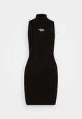 Schwarzes, geripptes, ärmelloses Kleid mit hohem Kragen und goldfarbener Logo-Applikation auf der Vorderseite. Figurbetontes Design, glatte Textur, minimalistischer Stil.
