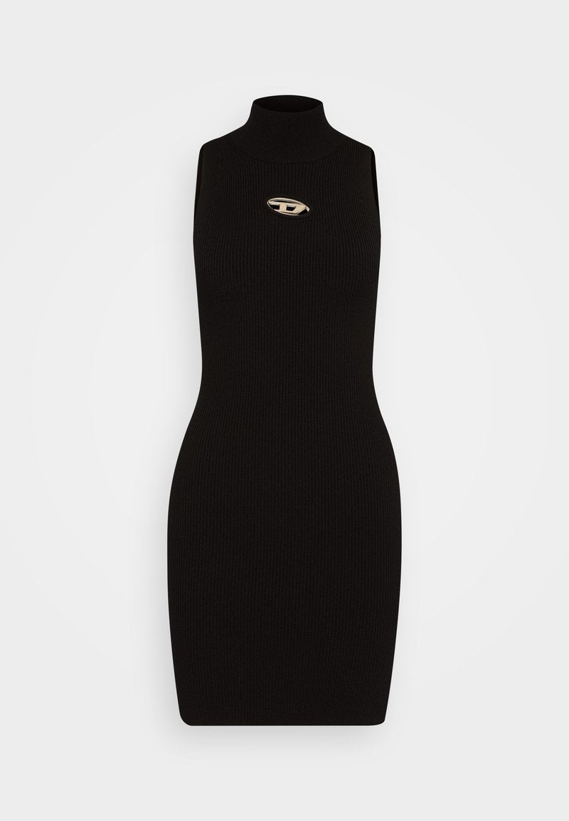 Schwarzes, geripptes, ärmelloses Kleid mit hohem Kragen und goldfarbener Logo-Applikation auf der Vorderseite. Figurbetontes Design, glatte Textur, minimalistischer Stil.