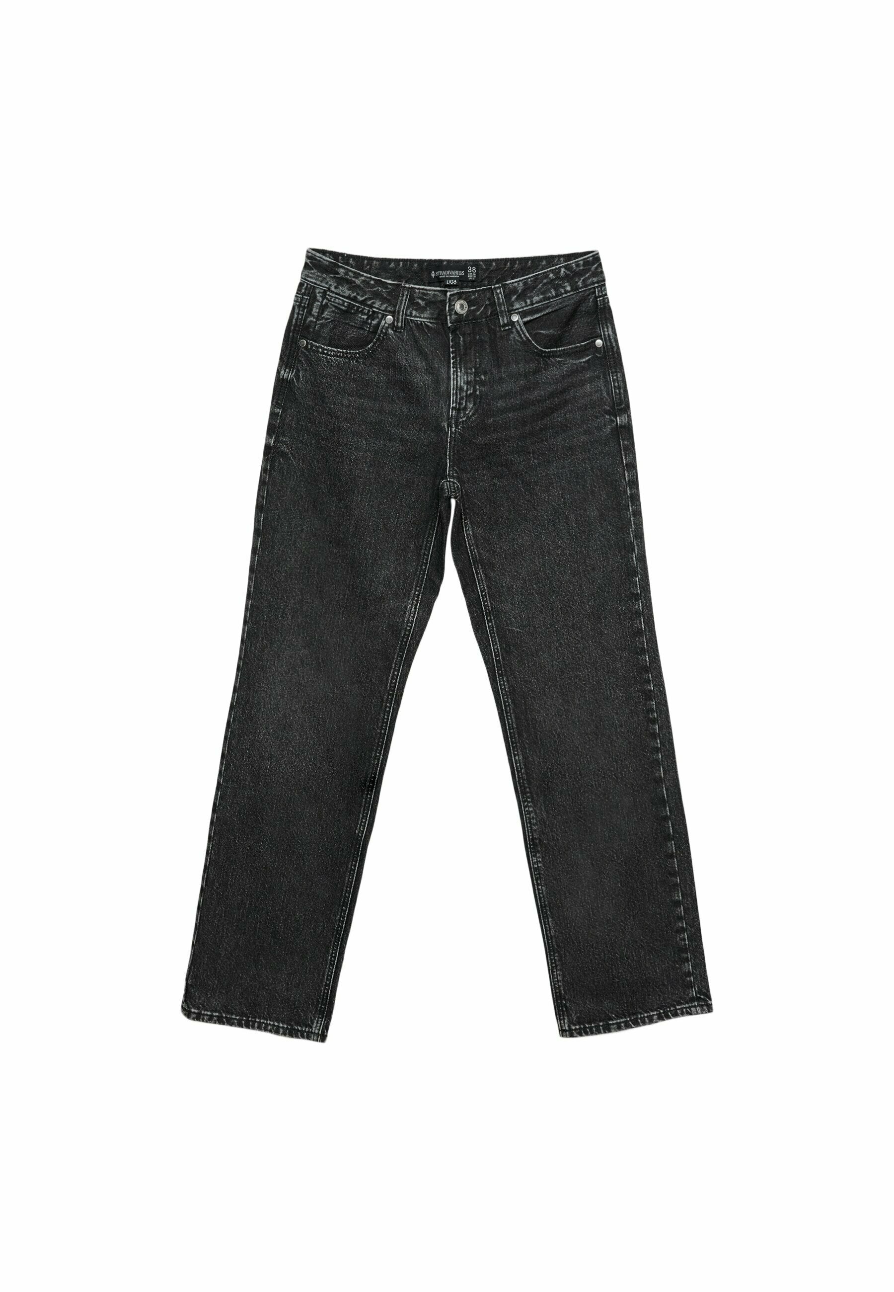 Schwarze Denim-Jeans mit geradem Bein, fünf Taschen und kontrastierenden Nähten. Der Stoff hat eine leicht strukturierte Oberfläche.