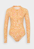 Langarm-Badeanzug in Orange mit rosa und weißen Wirbelmustern. Verfügt über einen Frontreißverschluss und ein figurbetontes Design. Glatte Textur, minimalistischer Stil.