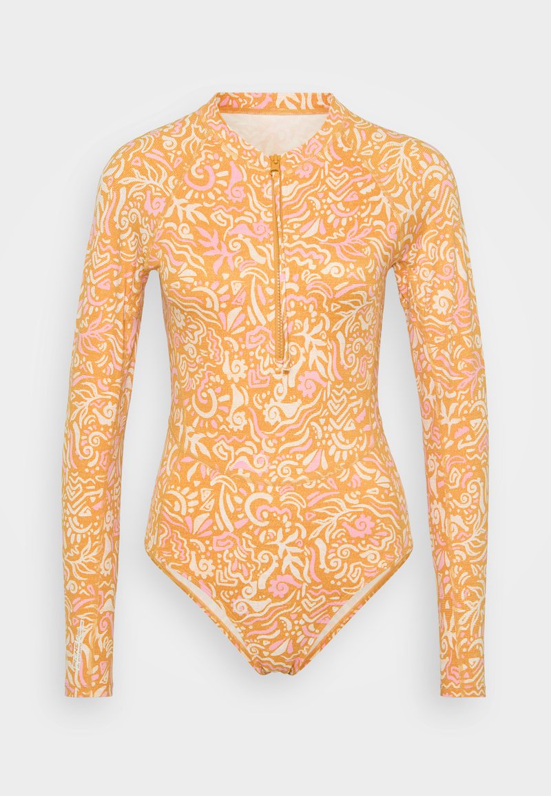 Langarm-Badeanzug in Orange mit rosa und weißen Wirbelmustern. Verfügt über einen Frontreißverschluss und ein figurbetontes Design. Glatte Textur, minimalistischer Stil.