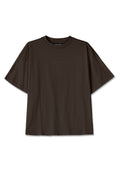 Dunkelbraunes, übergroßes T-Shirt aus Baumwolle mit kurzen Ärmeln und runder Halslinie. Auf der Vorderseite befindet sich dezent das Logo "PEGADOR" in passendem Farbton.