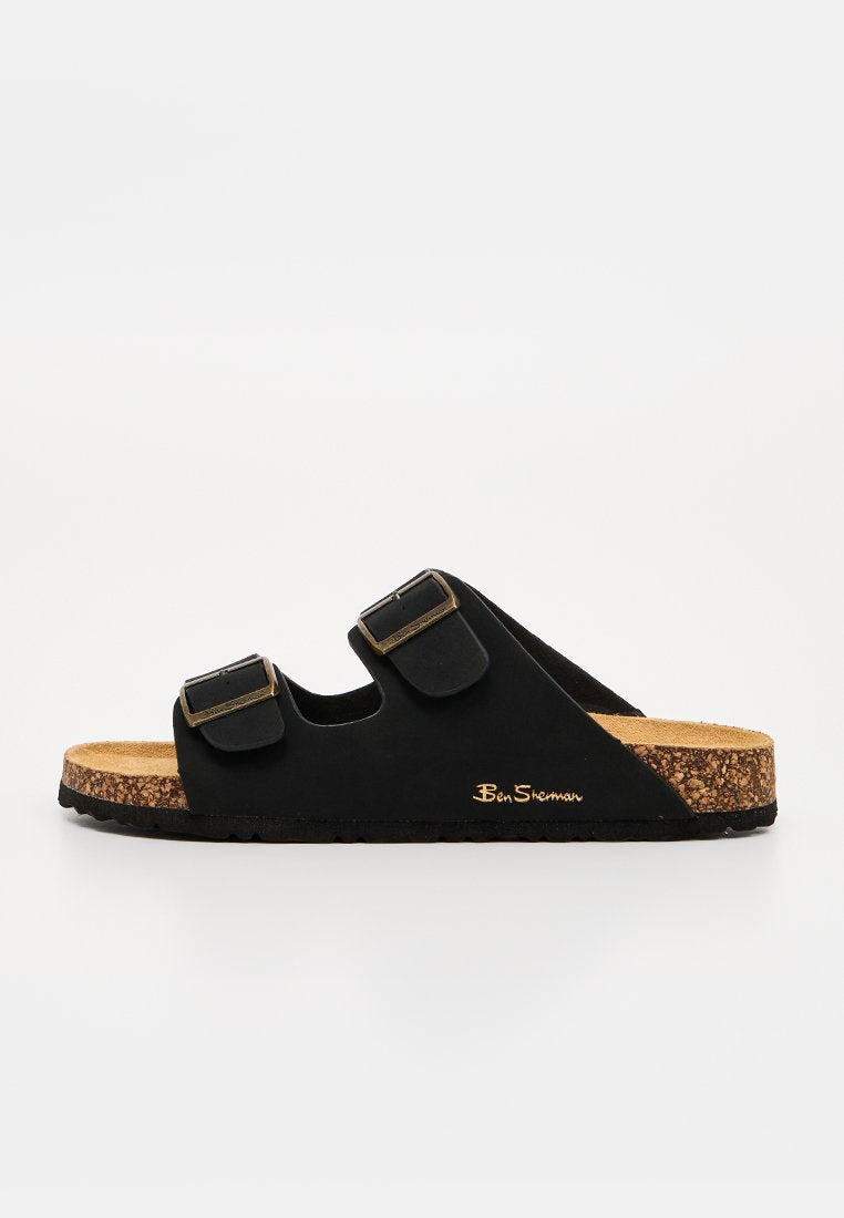 Schwarze Sandale mit offenem Zehenbereich, zwei verstellbaren Riemen, Kork-Fußbett und Ben Sherman-Logo an der Seite vor weißem Hintergrund.