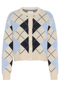 Karierte Strickjacke mit beigem Grundton, die ein Rautenmuster in Hellblau, Marineblau und Creme aufweist. Sie hat einen runden Halsausschnitt und eine knopffrontige Verschluss.