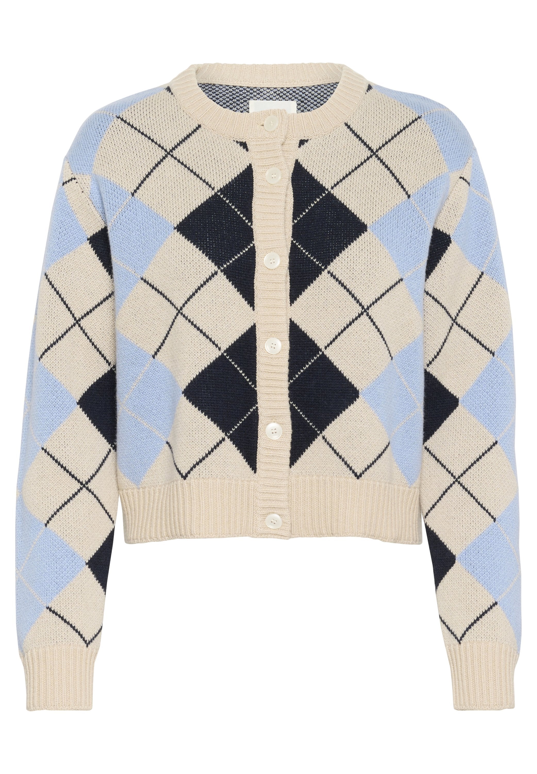 Karierte Strickjacke mit beigem Grundton, die ein Rautenmuster in Hellblau, Marineblau und Creme aufweist. Sie hat einen runden Halsausschnitt und eine knopffrontige Verschluss.
