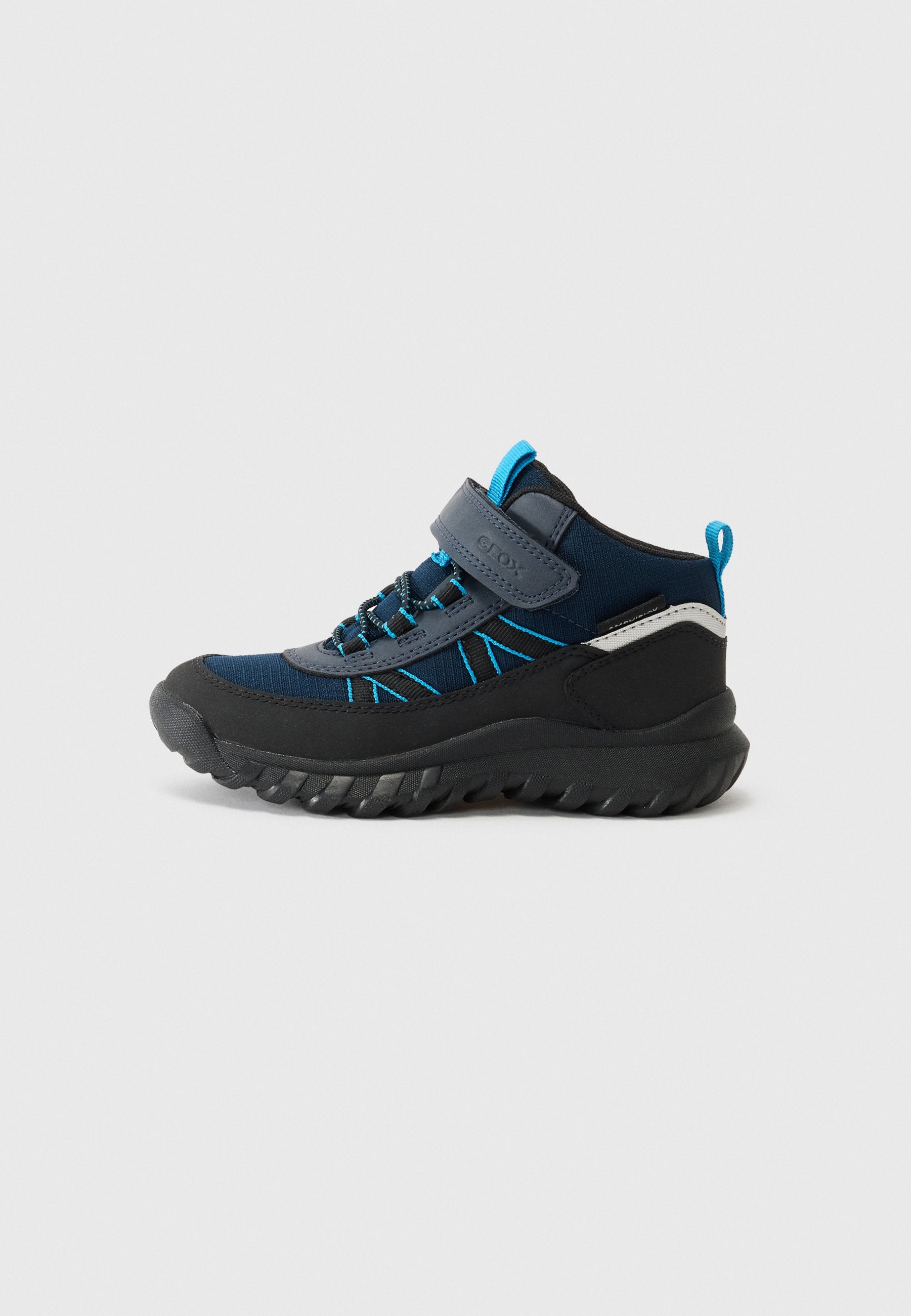 Kinderschuhe im High-Top-Stil in Marineblau und Schwarz, mit einem Klettverschluss, blauen Akzenten, gepolsterten Sohlen und strukturierten Gummisohlen.