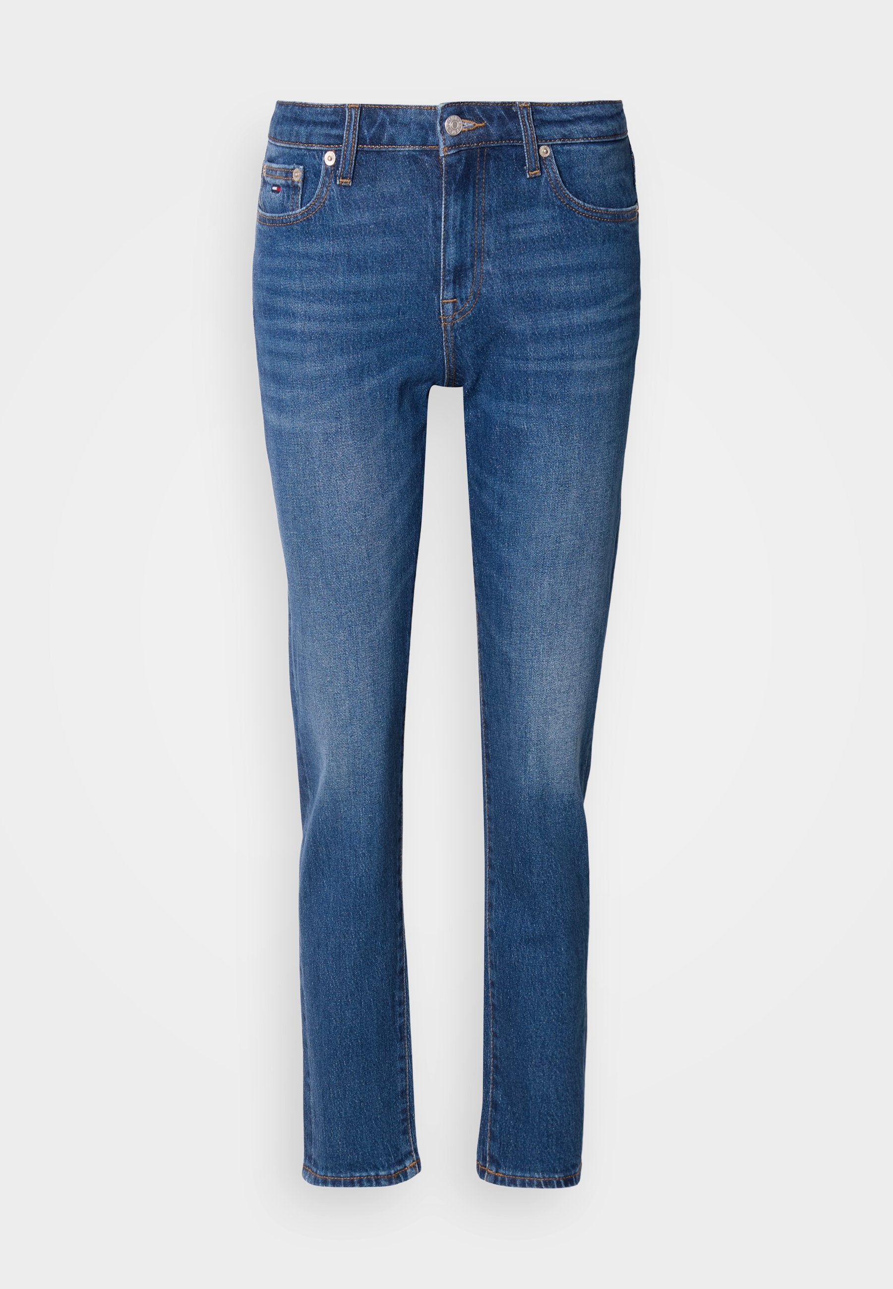 Blaue Denim-Jeans mit geradem Bein, klassischem Fünf-Taschen-Design und vorderem Knopfverschluss, auf einem weißen Hintergrund präsentiert.