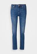 Blaue Denim-Jeans mit geradem Bein, klassischem Fünf-Taschen-Design und vorderem Knopfverschluss, auf einem weißen Hintergrund präsentiert.
