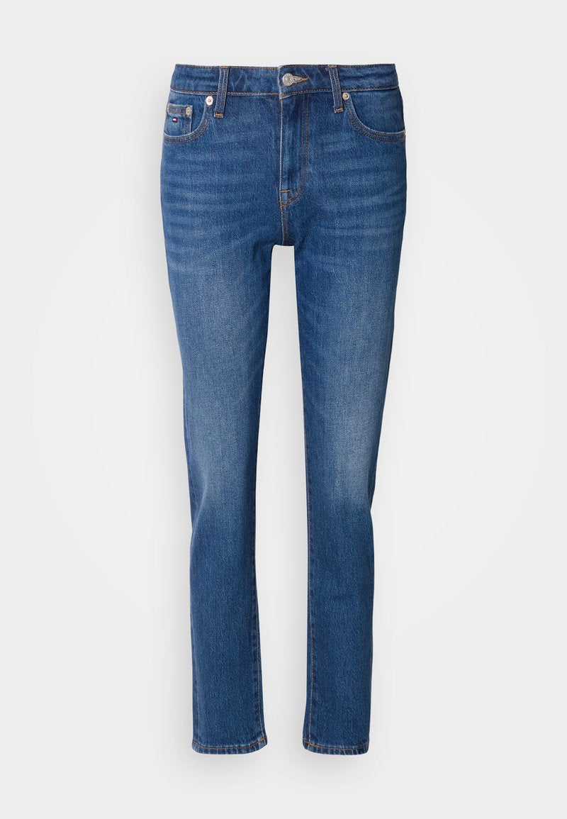 Blaue Denim-Jeans mit geradem Bein, klassischem Fünf-Taschen-Design und vorderem Knopfverschluss, auf einem weißen Hintergrund präsentiert.