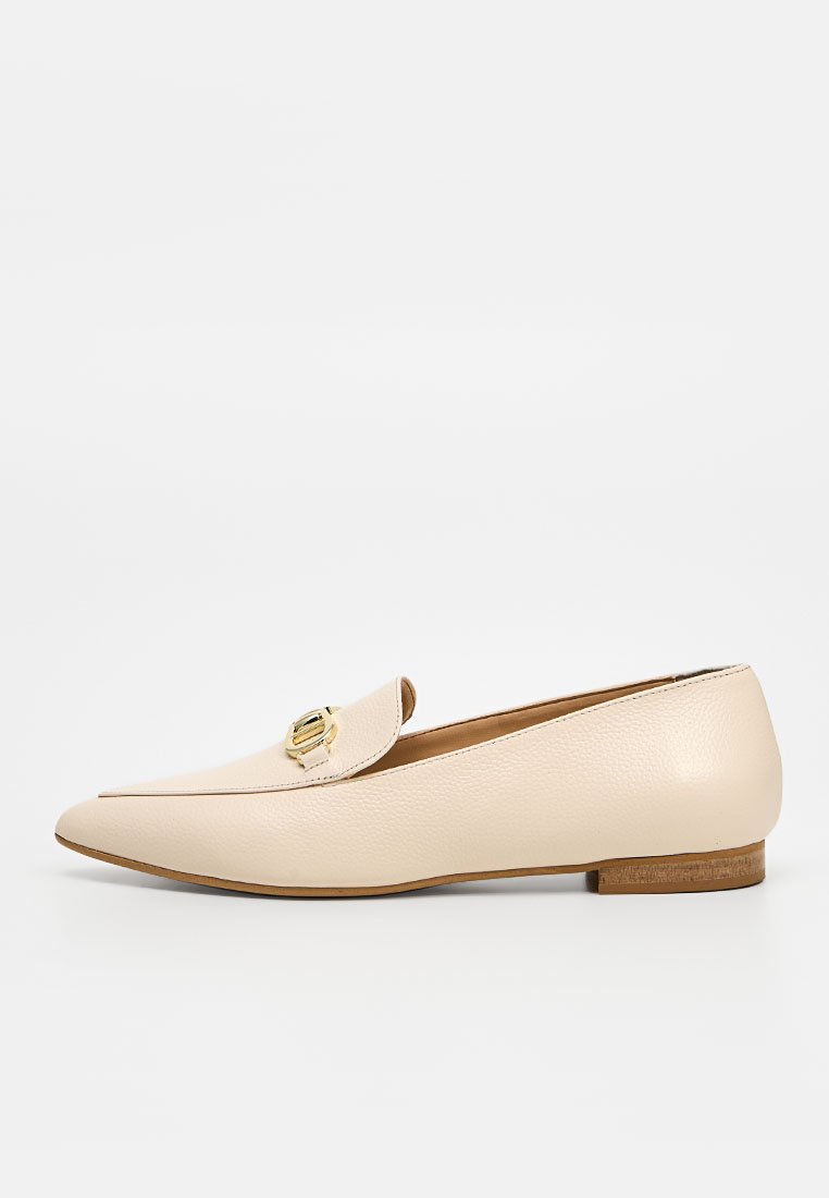 Beiger spitzer Ballerina mit goldener Schnalle oben und niedrigem Holzabsatz, auf weißem Hintergrund dargestellt.