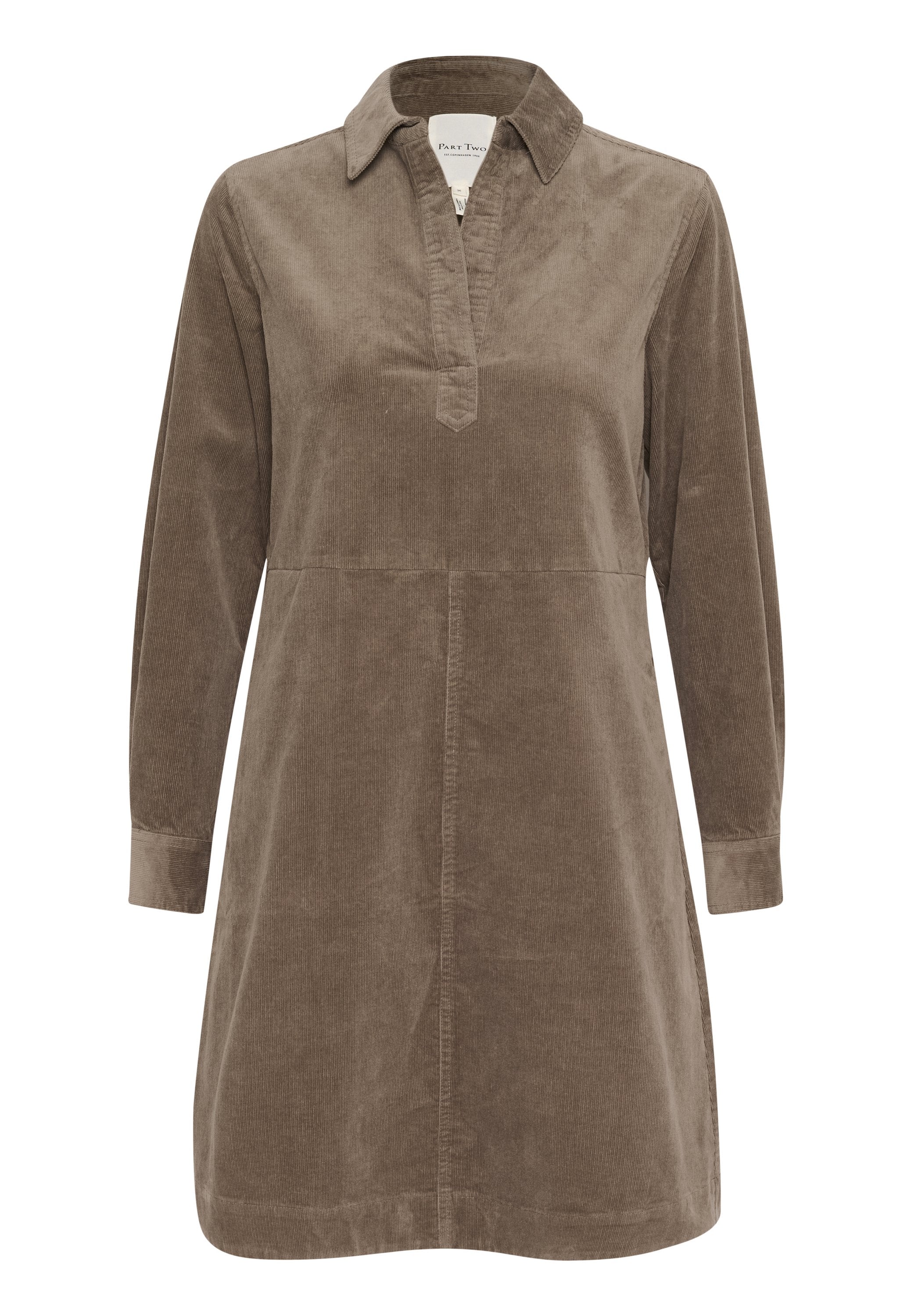 Braunes Cordkleid mit langen Ärmeln, einem kragenförmigen Ausschnitt und einer Knopfleiste. Merkmale sind der strukturierte Stoff und die lockere, A-Linie-Form.