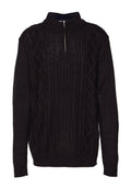 Schwarzer, kabelgestrickter Pullover mit langen Ärmeln und einem halben Reißverschluss an einem hohen Kragen.
