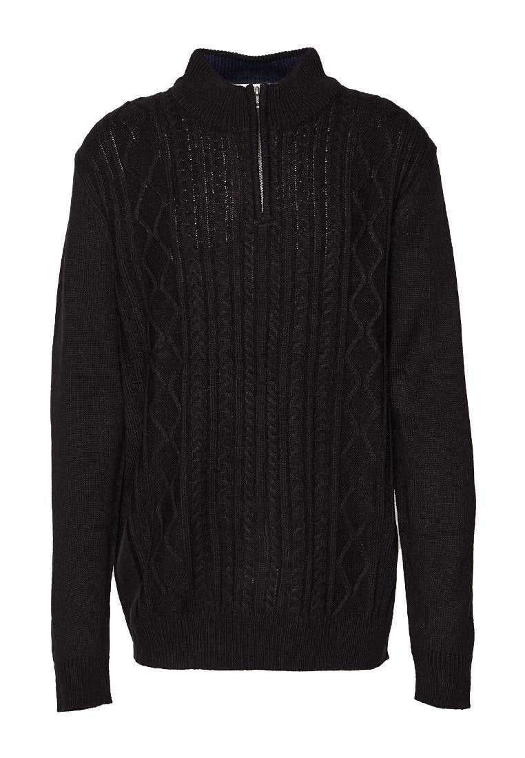 Schwarzer, kabelgestrickter Pullover mit langen Ärmeln und einem halben Reißverschluss an einem hohen Kragen.