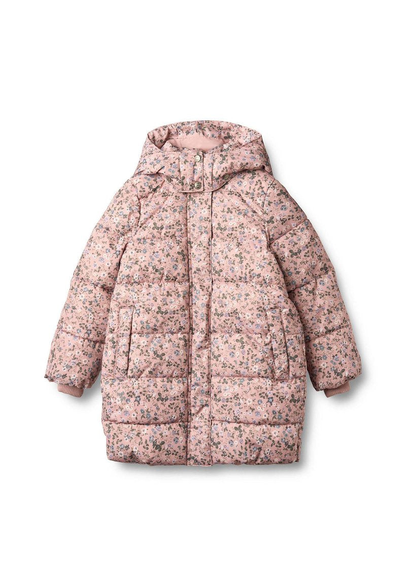 Gepolsterter Kinderjacke in Hellrosa mit Blumenmuster. Mit Kapuze, Frontreißverschluss und zwei Vordertaschen. Gerippte Bündchen und gesteppte Textur.