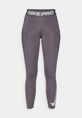 Graue Nike Pro Leggings mit einem breiten elastischen Bund, der das "NIKE PRO"-Logo trägt. Enthält zwei Seitentaschen und ein kleines reflektierendes Swoosh-Detail.
