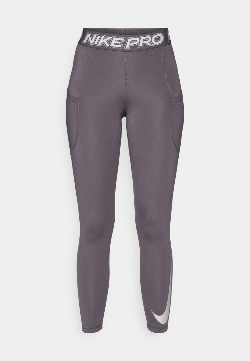 Graue Nike Pro Leggings mit einem breiten elastischen Bund, der das "NIKE PRO"-Logo trägt. Enthält zwei Seitentaschen und ein kleines reflektierendes Swoosh-Detail.