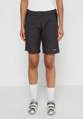Graue Shorts mit einem strukturierten Design, Seitentaschen und einem taillierten Bund. Mit einem Logo am linken Bein und kontrastierenden schwarzen Seitenpaneelen.