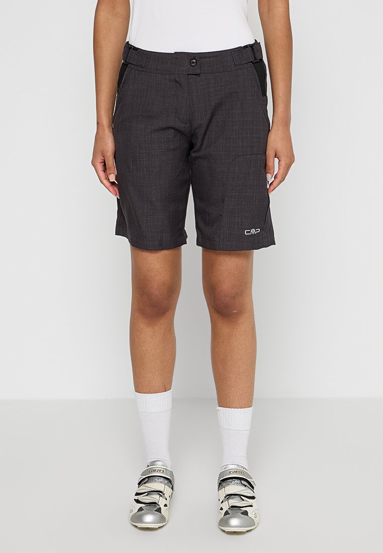 Graue Shorts mit einem strukturierten Design, Seitentaschen und einem taillierten Bund. Mit einem Logo am linken Bein und kontrastierenden schwarzen Seitenpaneelen.