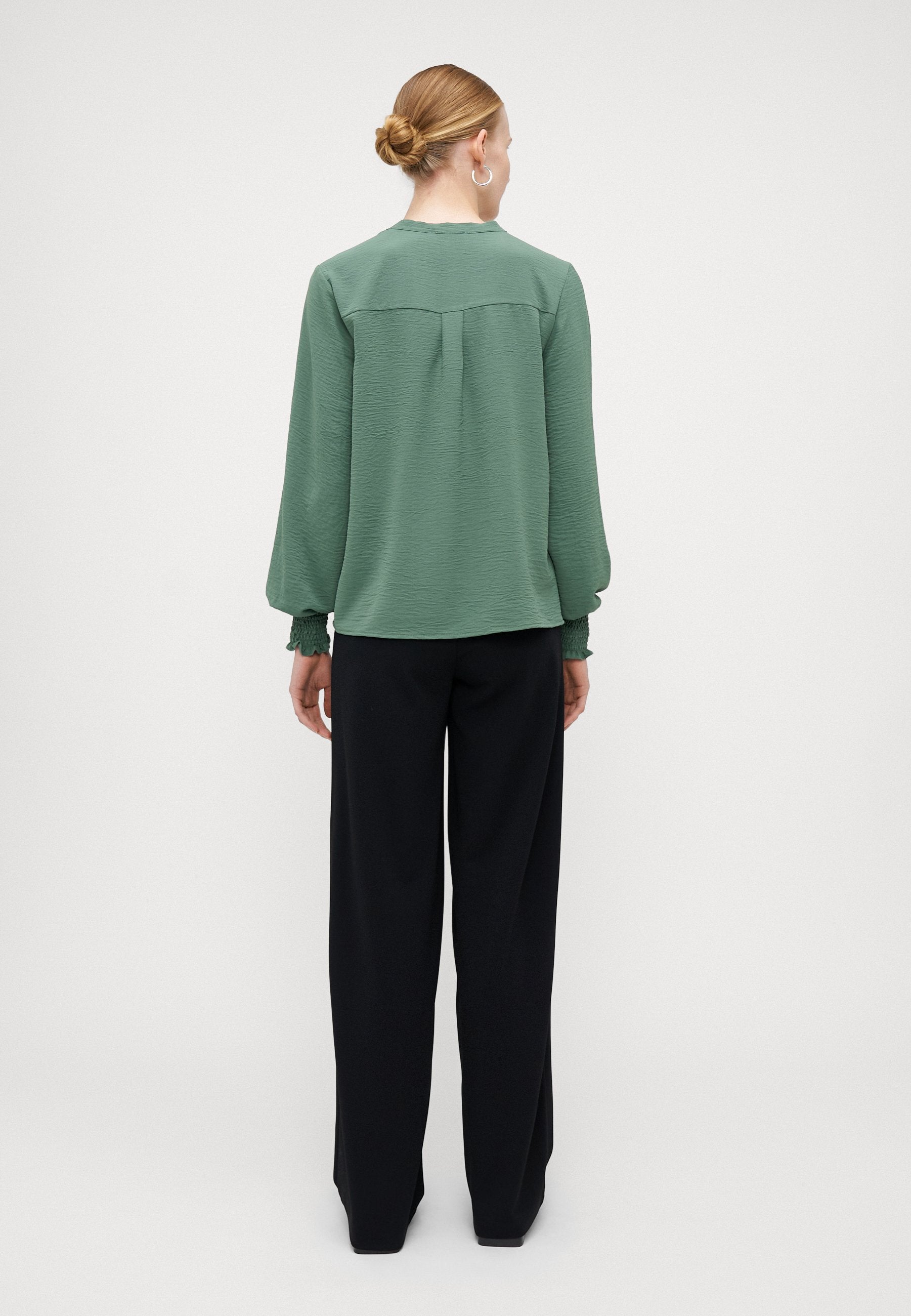 ONLMETTE V NECK SMOCK Media 4