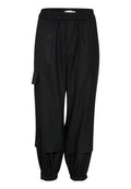 Schwarze Hosen aus einem glatten Material, ausgestattet mit einem elastischen Bund, tapered Cuffs und einer Seitentasche mit Klappendetail.