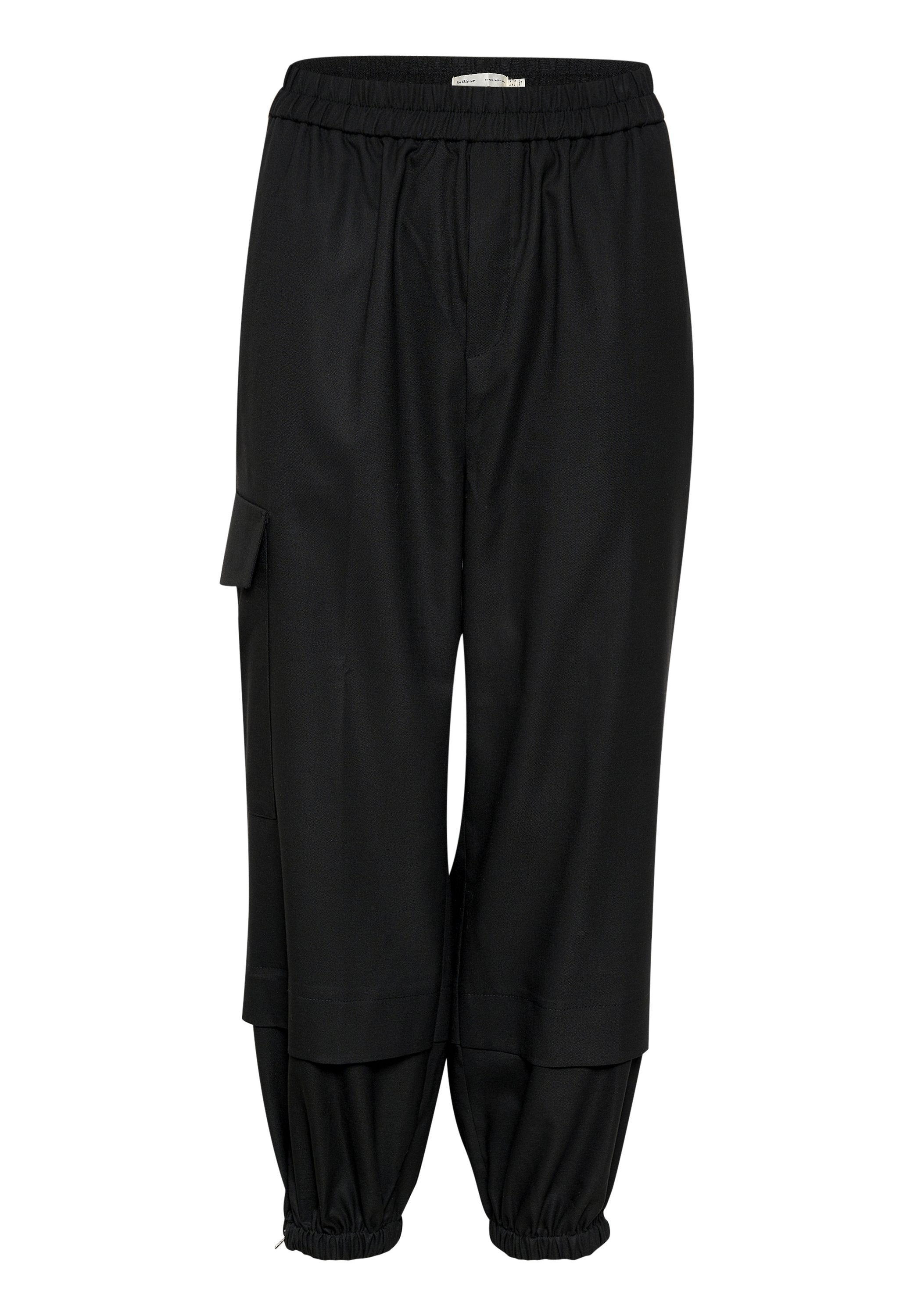 Schwarze Hosen aus einem glatten Material, ausgestattet mit einem elastischen Bund, tapered Cuffs und einer Seitentasche mit Klappendetail.