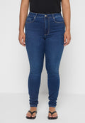 Blaue Denim-Skinny-Jeans mit mittelhohem Bund, fünf Taschen und dezenten Stitching-Details. Eng anliegend von der Taille bis zum Knöchel.