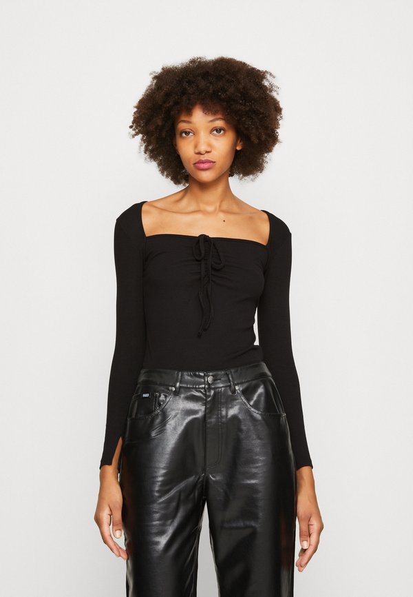 WAL G. DONNA SQUARE NECK