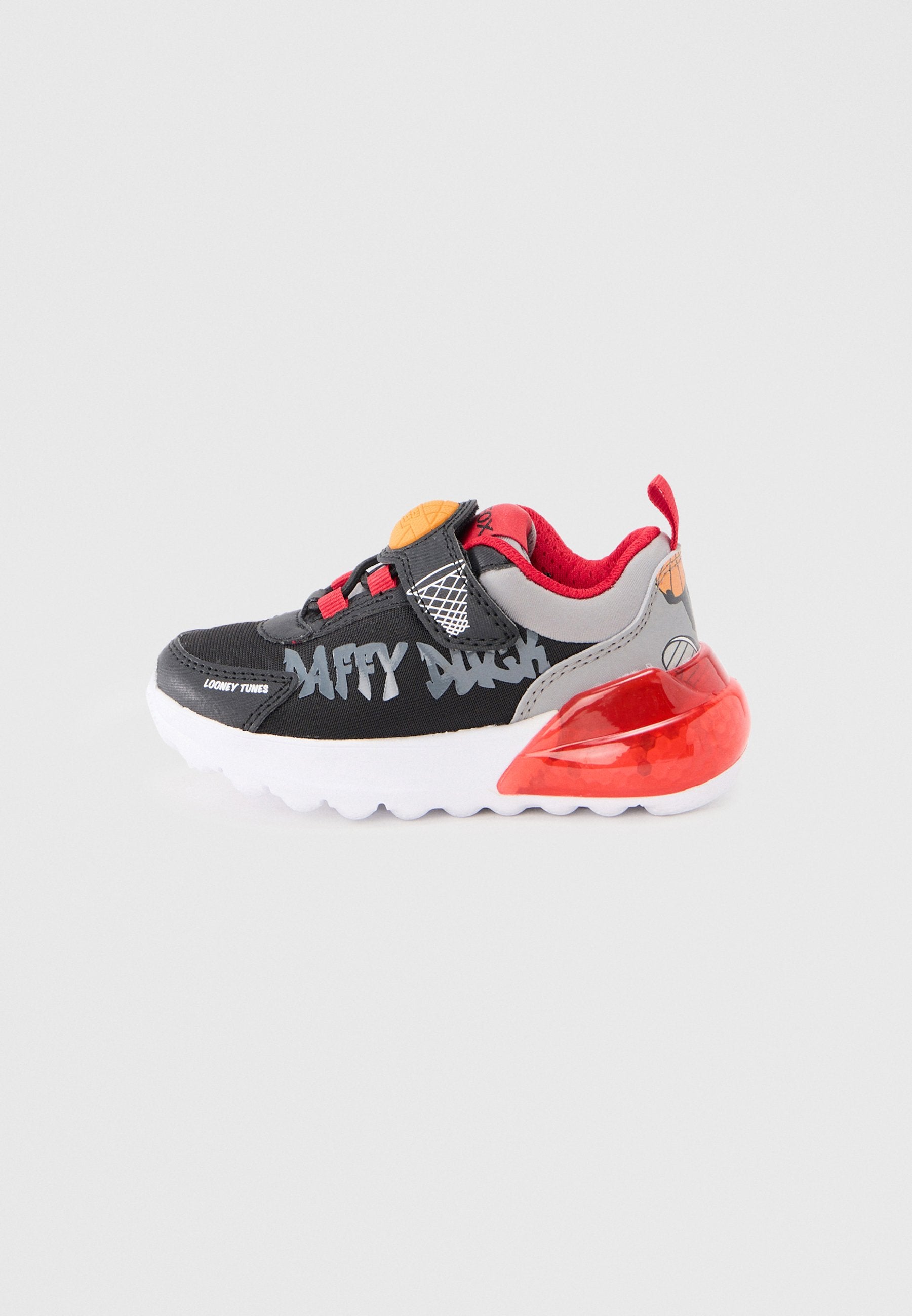 Schwarzer und grauer Sneaker mit roten Akzenten, mit "DAFFY DUCK"-Grafik, Mesh-Obermaterial, elastischem Schnürsystem und einer dicken weißen Sohle.