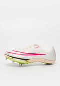 Weißer sportlicher Spikeschuh mit pinken und schwarzen Designelementen, strukturiertem Obermaterial und grüner Stollenlaufsohle für optimalen Halt.